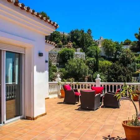 4 Bedroom Mijas Pueblo With Pool & Bbq *