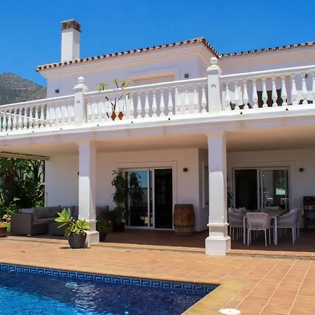 4 Bedroom Mijas Pueblo With Pool & Bbq *